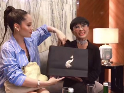 Momen Hangat Cinta Laura Berikan Kejutan Manis untuk Ibunda