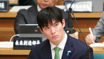 Highlight Dunia Hiburan InsertLive : 7 Pesona Tampan Takato Ishida, Gubernur Termuda Jepang saat Bertugas Jadi Sorotan