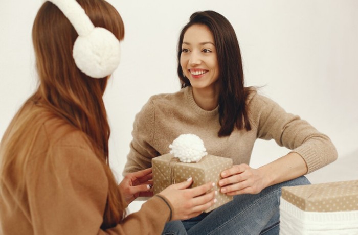 Taurus dikenal sebagai zodiak yang menyukai kenyamanan dan hal-hal berkualitas. Hadiah yang indah atau memiliki nilai estetika biasanya sangat disukai oleh Taurus./ Foto: freepik.com/prostooleh