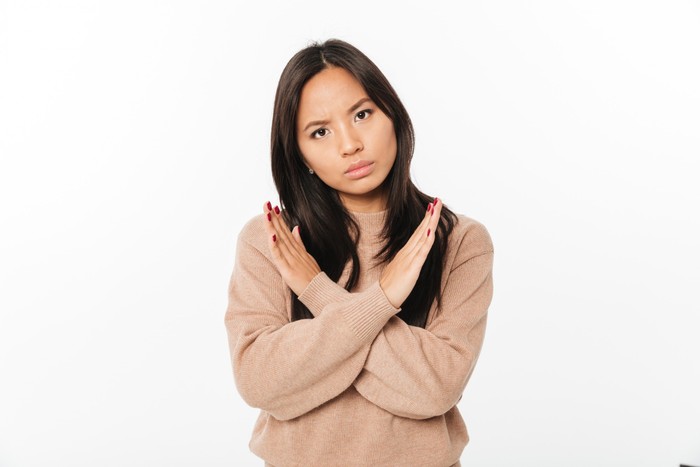 Terlihat egois dan tidak memiliki rasa empati pada orang lain merupakan ciri dari seorang pendendam/Foto: Freepik/Drobotdean