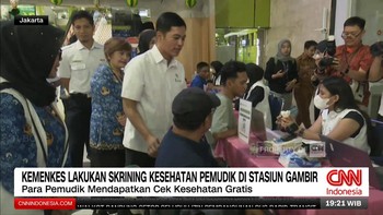 VIDEO: Kemenkes Lakukan Skrining Kesehatan Pemudik di Stasiun Gambir