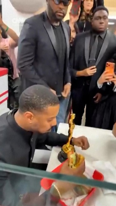 Menang Oscar 2026, Michael B Jordan Pesta Burger