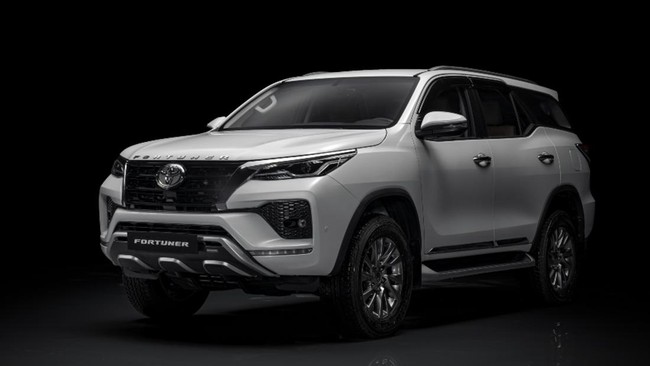 Fortuner 4.000 cc membawa mesin V6 dengan kemampuan tenaga 235 hp dan torsi 376 Nm.