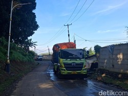 Kala Sopir Truk Sampah Terpaksa Nginap gegara Antrean di TPA Sarimukti