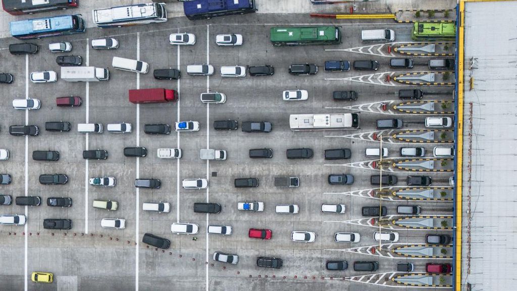 FOTO: Mengurai Kepadatan Arus Mudik di Gerbang Tol Kalikangkung