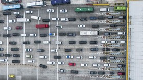 FOTO: Mengurai Kepadatan Arus Mudik di Gerbang Tol Kalikangkung