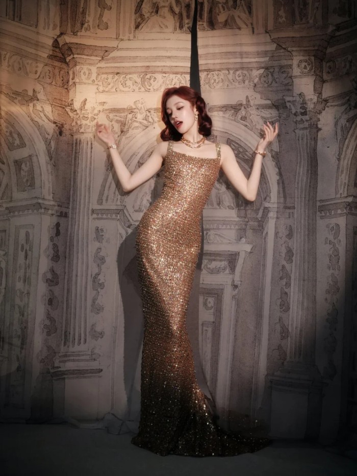 Yuqi tampil menawan dengan mengenakan gaun bergemerlap emas, lengkap dengan perhiasan keluaran terbaru dari Tiffany & Co yang mengedepankan kesan elegan, klasik, dan mahal./ Foto: allkpop.com