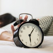 4 Ciri Kepribadian Orang yang Pasang Banyak Alarm supaya Bangun Pagi