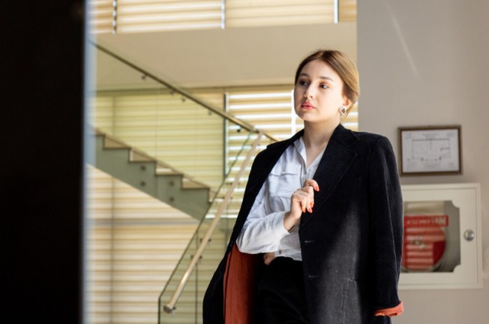 Batasan yang sehat berarti bertanggung jawab atas pekerjaan sendiri tanpa mengambil alih tanggung jawab orang lain. Hal ini membantu menjaga keseimbangan antara produktivitas dan kesehatan mental./ Foto: freepik.com/KamranAydinov