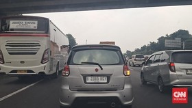 Arus Lalin Tol Japek Arah Cikampek Masih Terpantau Padat Rabu Siang