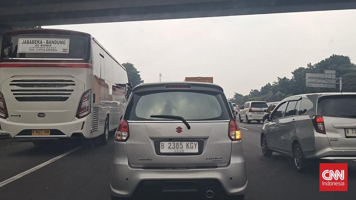 Arus Lalin Tol Japek Arah Cikampek Masih Terpantau Padat Rabu Siang