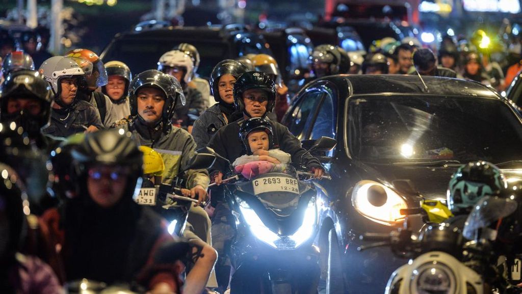 6.000 Kendaraan Padati Jalur Arteri Arus Mudik Tangerang-Merak Semalam