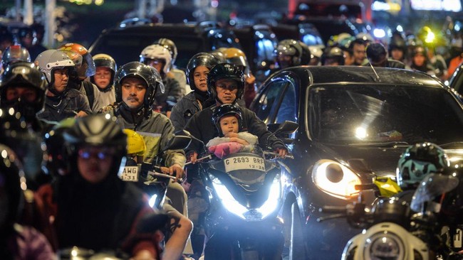 Tiket dari calo gagal dipindai, pemudik tertahan di Pelabuhan Ciwandan. ASDP imbau masyarakat beli tiket resmi secara online.