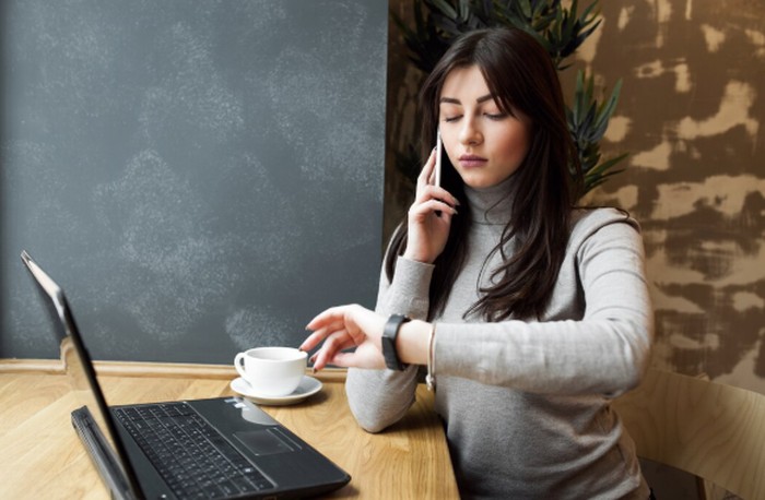 Membuat batasan di tempat kerja bisa dimulai dari memahami gaya kerja sendiri hingga komunikasi yang jelas. Dengan cara ini, produktivitas dan kesehatan mental bisa tetap terjaga./ Foto: freepik.com/senivpetro