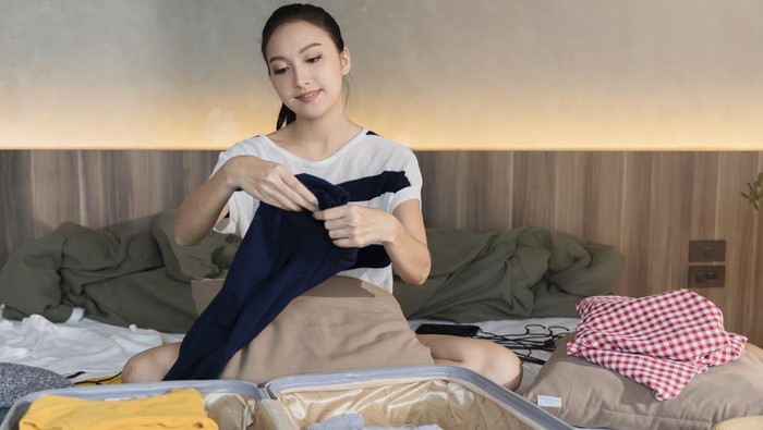 3 Ciri Kepribadian Orang yang Suka Packing Banyak Baju saat Mudik Menurut Psikolog