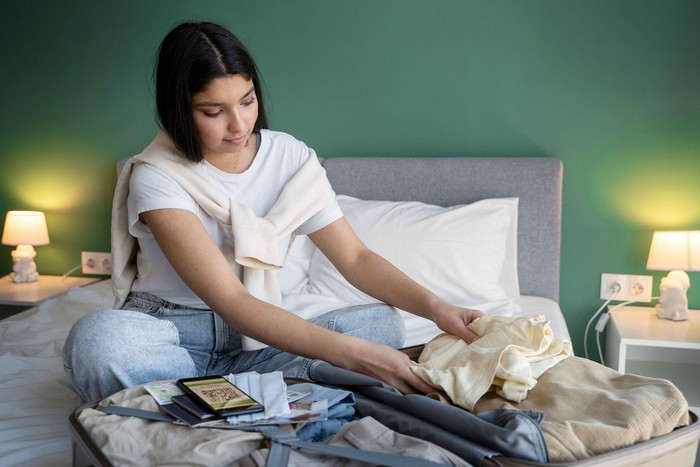 Orang yang suka packing banyak baju saat mudik adalah sosok yang mengenal diri mereka sendiri dengan baik. Mereka tahu tingkat kenyamanan yang harus mereka penuhi. Pengetahuan itu memainkan peran besar dalam bagaimana mereka mempersiapkan perjalanan.