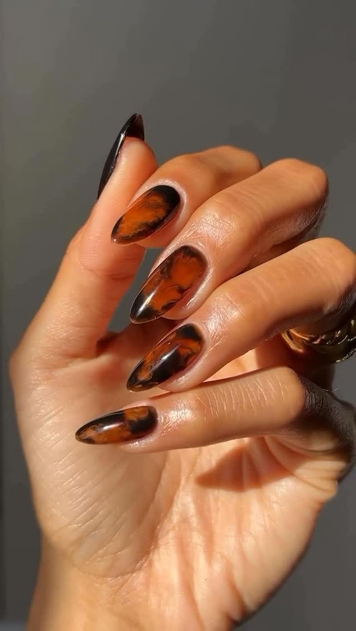 Frothy Diet Coke float nails terinspirasi dari minuman soda dengan es krim yang manis dan nostalgic. Nail art ini memberikan tampilan unik dengan sentuhan tortoiseshell yang elegan./ Foto: instagram.com/overglowedit