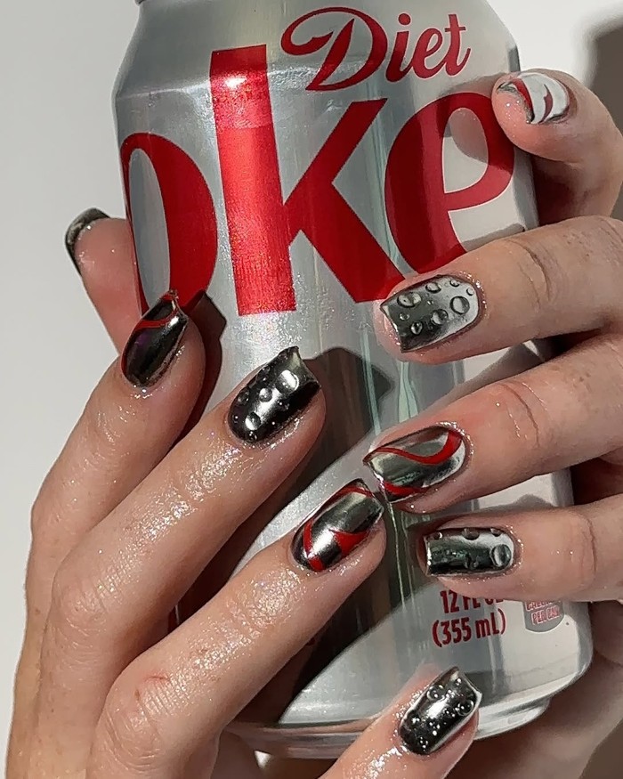 Full-on pop aesthetic nails tampil bold dengan kombinasi warna kontras dan detail unik. Cocok untuk kamu yang ingin tampil stand out dan playful./ Foto: instagram.com/nailskiezzbyclari