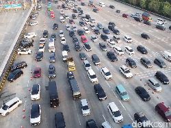 Video Antrean Panjang Kendaraan di GT Cikampek Utama
