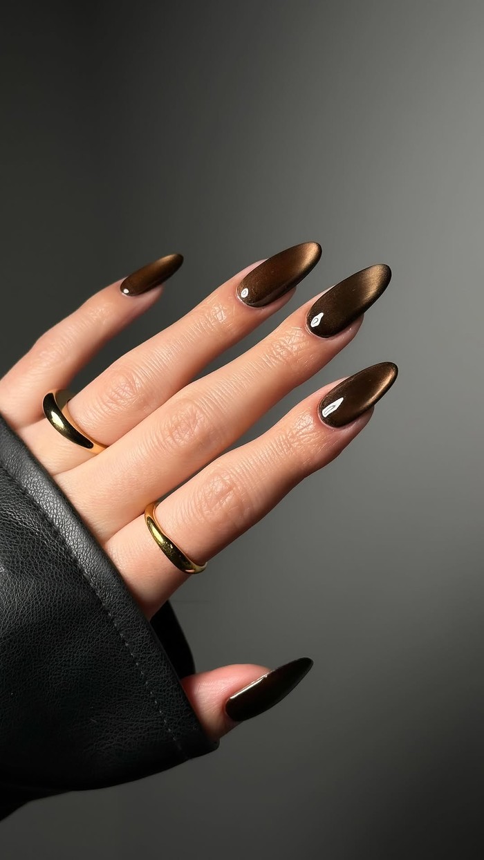 Glass velvet Diet Coke nails menghadirkan efek cat eye yang mewah dengan tampilan glossy. Nail art ini cocok untuk kamu yang ingin tampil elegan dan eye-catching./ Foto: instagram.com/disseynails