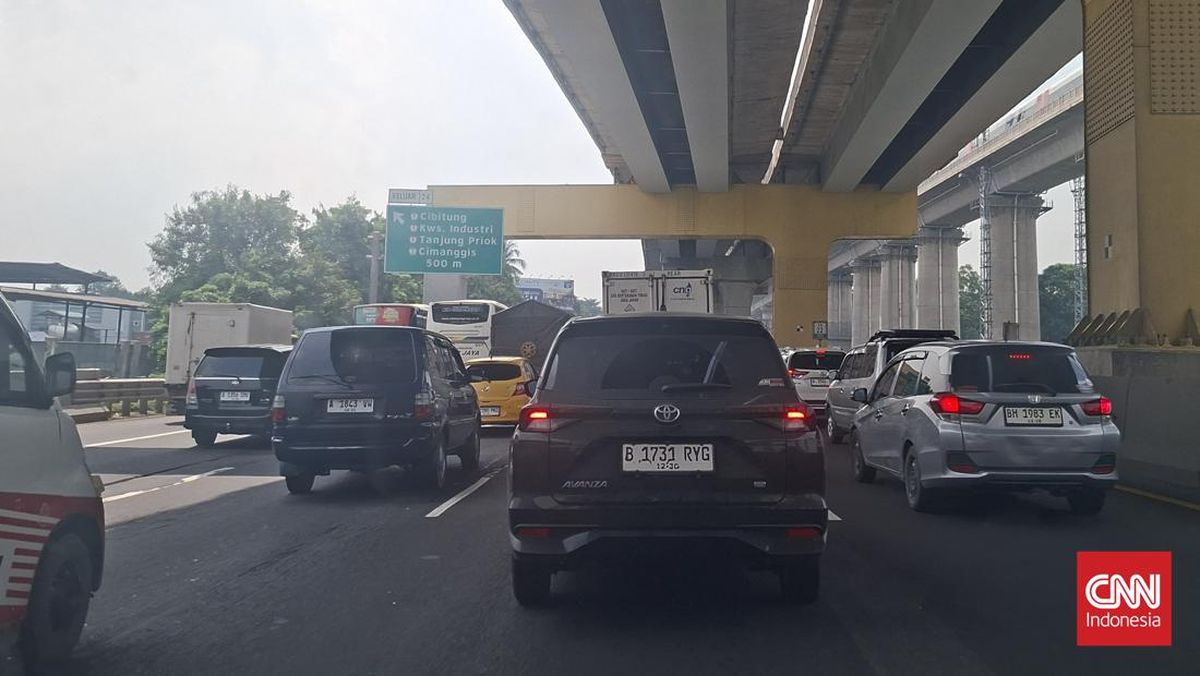 Tol Japek Arah Cikampek dan MBZ Terpantau Padat Pagi Ini