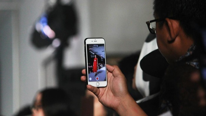 Fashion show digelar untuk mempertunjukan rancangan desainer. Kemudian dilakukan secara kolektif untuk memudahkan aksesibilitas.