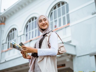 Rambut Tertutup Hijab Seharian? Ini Cara Biar Tetap Fresh & Nggak Lepek
