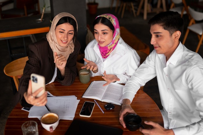 Zodiak yang paling nyaman dengan keramaian dan sangat cocok untuk meramaikan suasana kumpul-kumpul Lebaran.