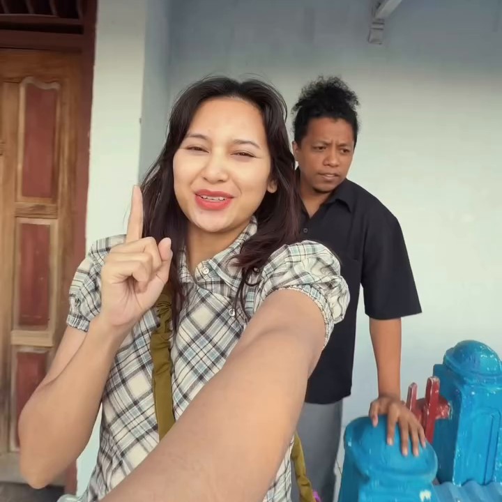<p>Pulang kampung alias mudik menjelang Lebaran telah menjadi tradisi tahunan di Indonesia. Kebiasaan ini juga dilakukan oleh pasangan Indah Permatasari dan Arie Kriting yang pulang kampung ke Baubau, Sulawesi Tenggara. (Foto: Instagram @indahpermatas)</p>