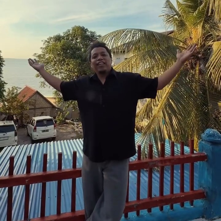 <p>Bagaimana tidak? Rumah keluarga sang suami ternyata memiliki pemandangan langsung ke laut lepas, lho. &ldquo;Sudah sampai di kampung Bang Arie, di Baubau. Lihat dong rumahnya Bang Arie itu ya, depannya laut. MasyaAllah kerennya ya. Inilah pemandangan kami, bagus sekali kalau di kampung,&rdquo; ujar Indah, dikutip dari laman Instagram <em>@indahpermatas,</em> Rabu (18/3/2026).&nbsp;(Foto: Instagram @indahpermatas)</p>