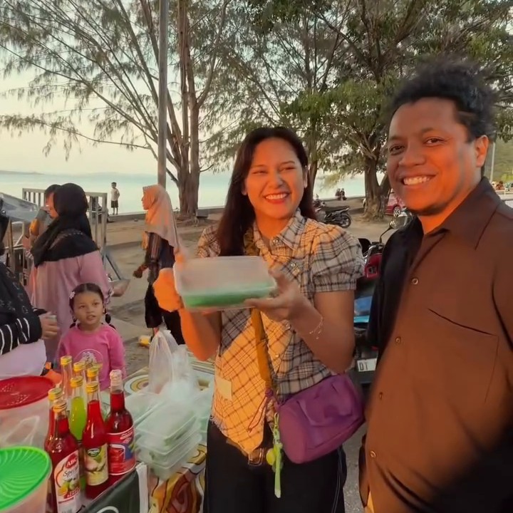 <p>Lantaran sudah mendekati waktu buka puasa, Arie dan Indah juga membagikan momen saat berburu takjil di pinggir pantai. Keduanya memilih menu berbuka berupa es pisang ijo.&nbsp;(Foto: Instagram @indahpermatas)</p>