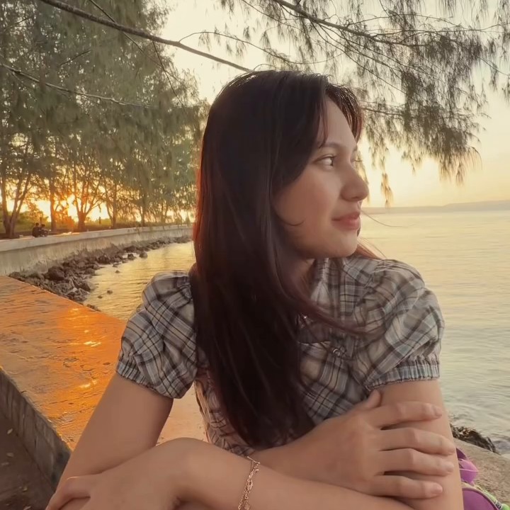 <p>Momen tersebut dibagikan langsung oleh Indah lewat sebuah video yang diunggah di akun Instagram pribadinya. Dalam unggahan tersebut, Indah memperlhatkan suasana kampung halaman sang suami yang begitu nyaman dengan pemandangan indah.&nbsp;(Foto: Instagram @indahpermatas)</p>