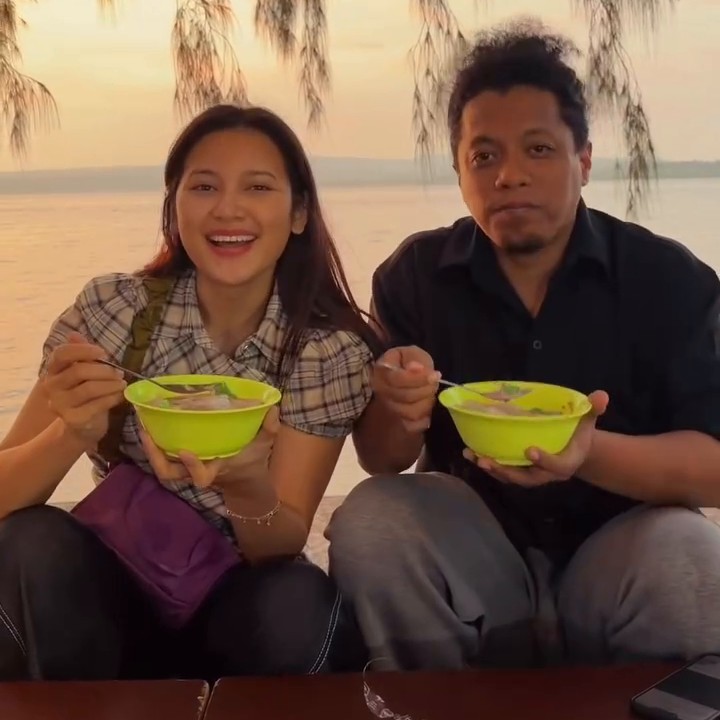 <p>Suasana berbuka mereka semakin istimewa lantaran disuguhkan dengan pemandangan laut yang tenang sekaligus matahari terbenam. &ldquo;Bagus banget ya <em>view-</em>nya, ini udah <em>sunset&nbsp;</em> banget,&rdquo; ungkap Indah.&nbsp;(Foto: Instagram @indahpermatas)</p>