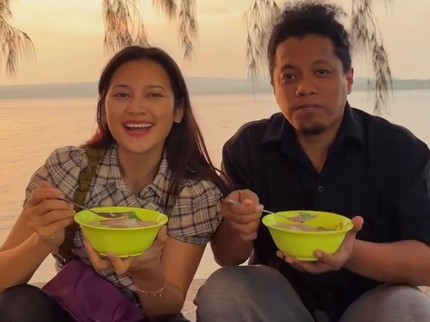 5 Potret Indah Permatasari Ikut Arie Kriting Mudik ke Baubau, Buka Puasa di Pinggir Laut