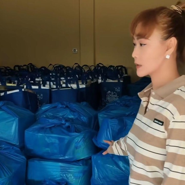 <p>Bulan Ramadhan menjadi momen yang tepat untuk saling berbagi kepada sesama. Hal ini juga dilakukan oleh penyanyi dangdut Inul Daratista yang bagi-bagi hampers Lebaran berisi sembako untuk warga sekitar rumahnya di kampung halaman, Sidoarjo. (Foto: Instagram @inul.d)</p>