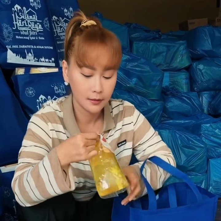 <p>Dalam unggahan tersebut, Inul turut memperlihatkan isi hampers berisi berbagai kebutuhan pokok, mulai dari minyak goreng, susu, hingga beras. &ldquo;Jadi, kali ini aku mau berbaginya kayaknya lebih banyak lagi. Tiap tahun itu nambah-nambah terus gitu. Nah, ada susu, ada beras lima kilo,&rdquo; tuturnya.&nbsp;(Foto: Instagram @inul.d)</p>