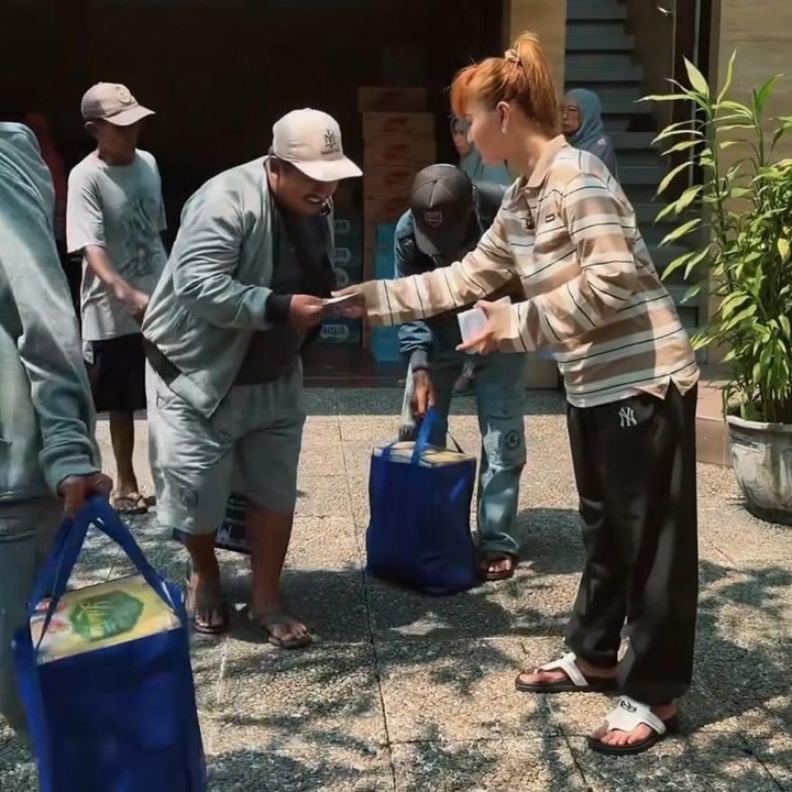 <p>Tak hanya kebutuhan pokok, Bunda satu anak ini juga menyiapkan uang THR bagi warga yang telah mengantre. &ldquo;Ada juga uang Rp100 ribu. Ini waktunya aku berbagi,&rdquo; tuturnya.&nbsp;(Foto: Instagram @inul.d)</p>
