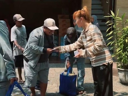 Potret Inul Mudik ke Kampung Halaman di Sidoarjo, Bagi-bagi 1.500 Hampers