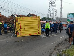 Truk Boks Terguling di Bojong Sumedang, 2 Orang Tewas