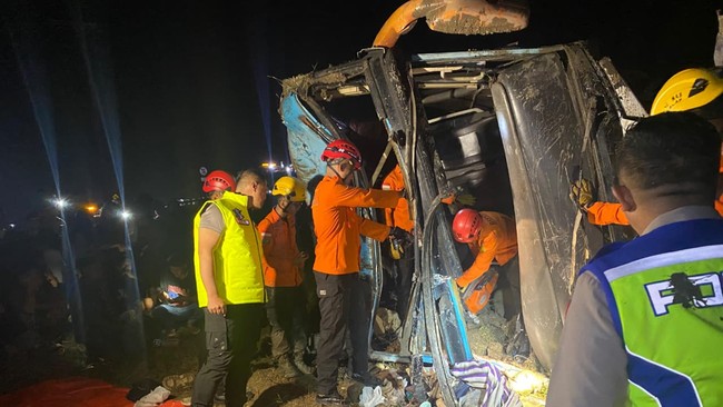 Bus PO Zentrum MK menabrak mobil Daihatsu pick up di ruas Tol Pejagan-Pemalang pada Selasa (17/3) malam.
