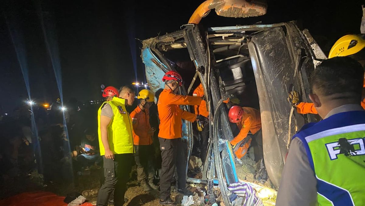 Bus Tabrak Mobil di Bahu Jalan Tol Pejagan-Pemalang, 1 Orang Tewas