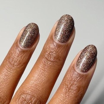 Kenalan dengan Diet Coke Nails, Tren Nail Art Simpel dan Stylish