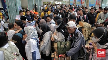 FOTO: Gelombang Pemudik Kepung Stasiun Pasar Senen Sejak Dini Hari