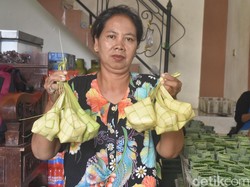 Ketupat Kampung Lontong Surabaya Laris Manis Jelang Lebaran
