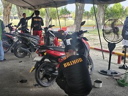 Bengkel Gratis Brimob Polda Riau Diserbu, Ratusan Ojol Antre