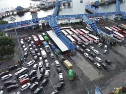 Jelang Penutupan, Ratusan Kendaraan Masih Antre di Pelabuhan Ketapang