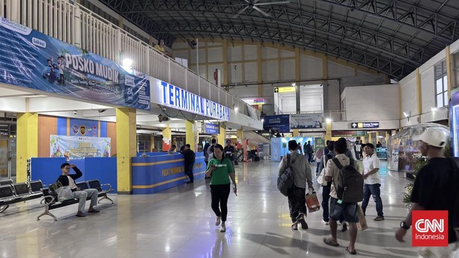 Volume pemudik Lebaran Idulfitri 2026 di Terminal Purabaya, Bungurasih, Sidoarjo, memasuki periode puncaknya, Selasa (17/3).