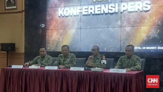 Komandan Puspom TNI mengungkap empat prajurit TNI sebagai tersangka penyiraman air keras terhadap aktivis KontraS Andrie Yunus. Penyelidikan sedang berlangsung.