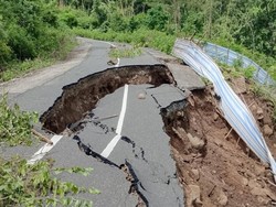 Jalan Baku-Sumi Bima Terbelah Akibat Longsor, Warga Diminta Waspada