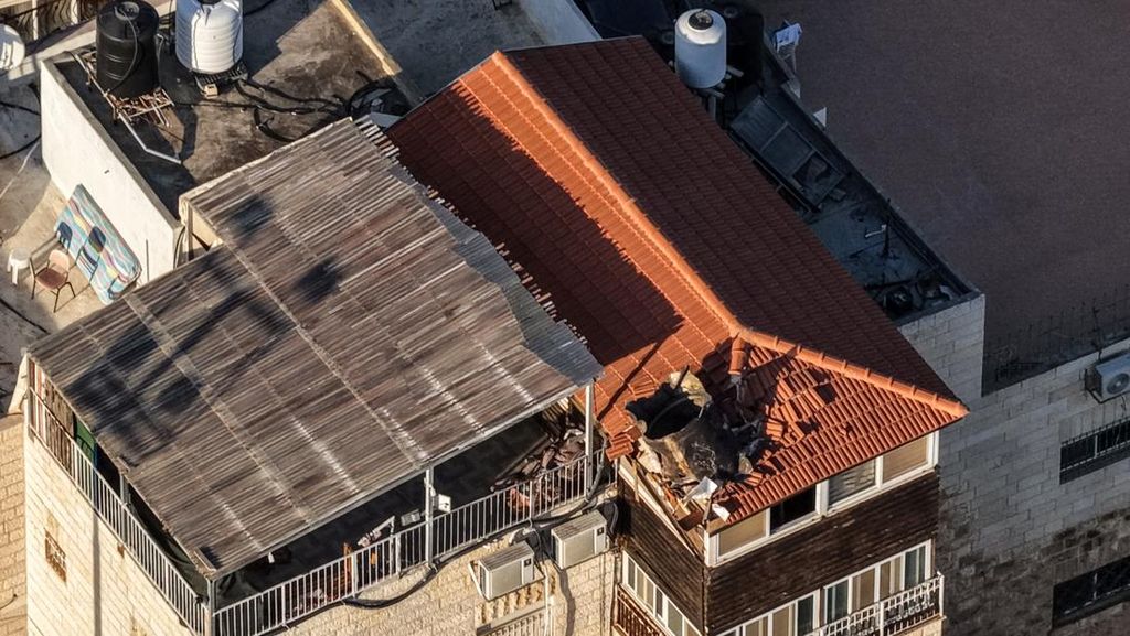 FOTO: Serpihan Rudal Iran Hantam Atap Rumah di Yerusalem